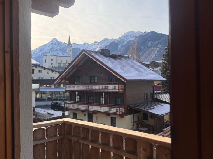 View DZ Alpenrose Behind
